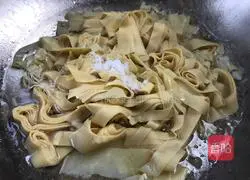 Illustration of making tofu skin 8