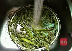 Illustration of how to make garlic asparagus flowers 4