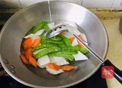 Illustration of how to make fried yam with snow peas 2
