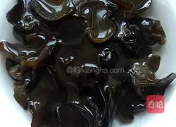 Illustration of how to make fried cabbage with fungus 2