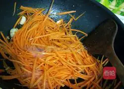 Illustration of how to make fried shredded carrots 5