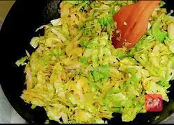 Illustration of how to stir-fry vermicelli with cabbage 7