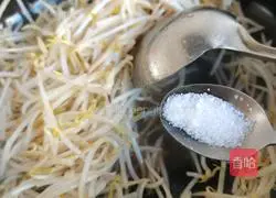 Illustration of how to stir-fry mung bean sprouts in vinegar 10