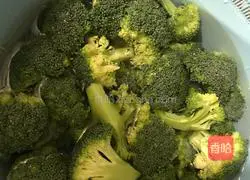 Illustration of how to make garlic broccoli 3