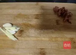 Illustration of how to stir-fry celery and lily 1