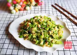 Illustration of how to make bitter melon and scrambled eggs 10