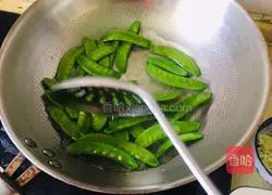 Illustration of how to make fried snow peas 2