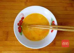 Illustration of how to make scrambled eggs with Chinese toon 1