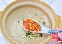 Illustration of making spicy and sour sweet potato noodles 11