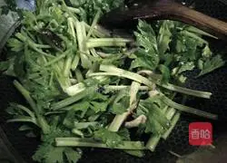 Illustration of how to stir-fry mushrooms with celery 6