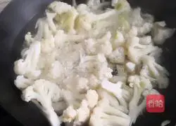 Illustration of how to stir-fry cauliflower with tomatoes 2