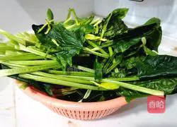 Illustration of how to make stir-fried spinach 2