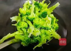 Illustration of how to make broccoli with nuts 2