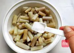 Illustration of how to make lemon pickled pepper and lotus root strips 8