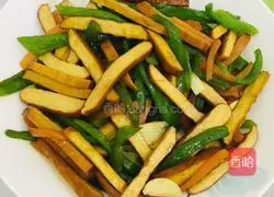 Illustration of how to stir-fry green peppers with dried beans 6