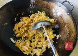 Illustration of how to make fried vermicelli with pickled cabbage 5