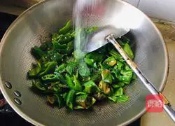 Illustration of how to cook green peppers with black bean sauce 5