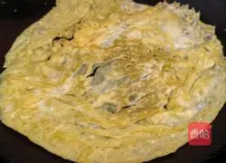 Illustration of how to make garlic egg skin with shepherd's purse 2