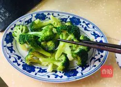Illustration of how to make broccoli with green onion and soy sauce 4