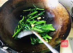 Illustration of how to stir-fry kale with garlic 8