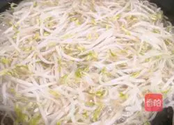 Illustration of how to make cold mung bean sprouts 1
