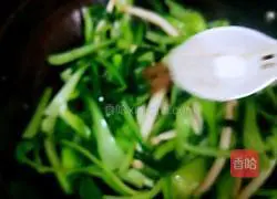 Illustration of how to stir-fry green vegetables with white jade mushrooms 10