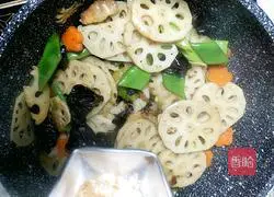 Illustration of Kuaishou Lotus Pond Stir-fried recipe 7