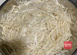 Illustration of how to steam enoki mushrooms with garlic 1