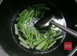 Illustration of how to mix celery with peanuts 4