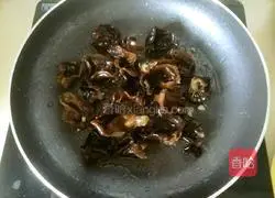 Illustration of how to cook snow peas and fungus 9