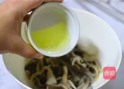 Illustration of how to make dry fried fresh mushrooms 4