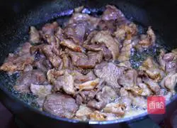 Illustration of how to make fried pork slices with lotus root and celery 4