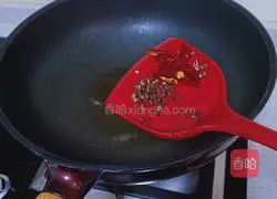 Illustration of how to make hand-shredded cabbage 4