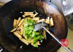 Illustration of how to stir-fry eggplant with green peppers and tomatoes 3