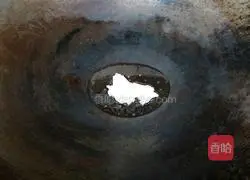 Illustration of how to stir-fry garlic lettuce with lard 5