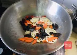 Illustration of how to make fried lotus root with fungus, carrot and lotus root 9