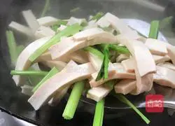 Illustration of how to stir-fry dried tofu with celery 5