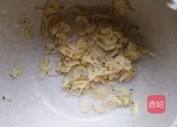 Winter Melon, Scallops and Shrimp Skin Soup Recipe Illustration 5