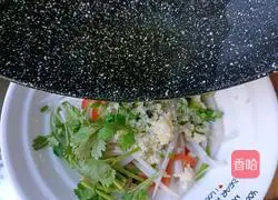 Illustration of how to mix lotus root 8