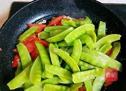 Illustration of how to make garlic snow peas 9