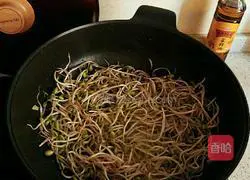 Illustration of how to make fried bean sprouts 4