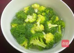 Illustration of how to stir-fry yam and broccoli 3