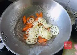 Illustration of how to make fried lotus root with fungus, carrot and lotus root 3