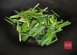 Illustration of how to stir-fry leeks with mung bean sprouts 1