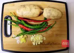 Illustration of how to make green pepper and lotus root slices 1