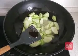 Illustration of how to stir-fry luffa vermicelli 8