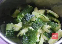 Illustration of how to make cold cucumber 2