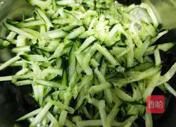 Illustration of how to mix cucumber shreds with fungus 2