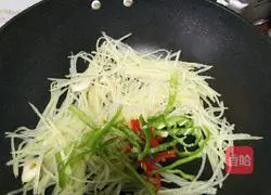 Illustration of how to make green pepper and potato shreds 8