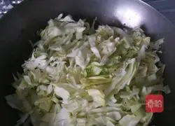 Illustration of how to stir-fry cabbage with tomato oil residue 3